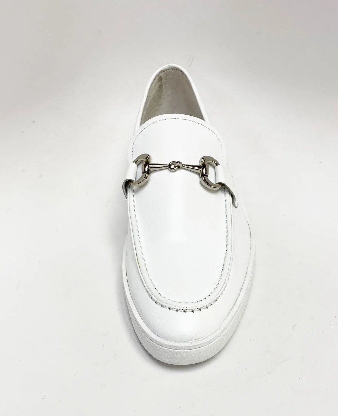 Weißer Kalbsleder-Slip-On mit Horsebit-Detail