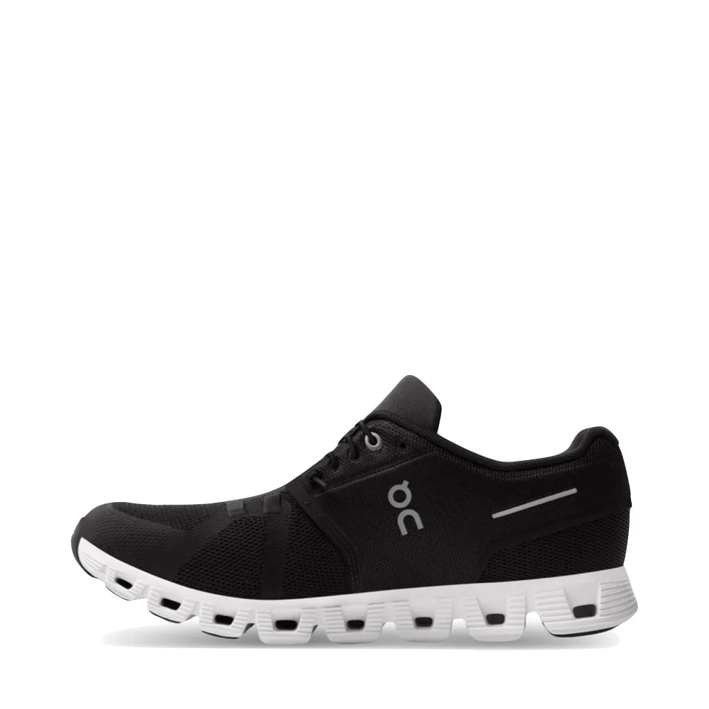 Auf dem Men's Cloud 5 Sneaker in Schwarz/Weiß