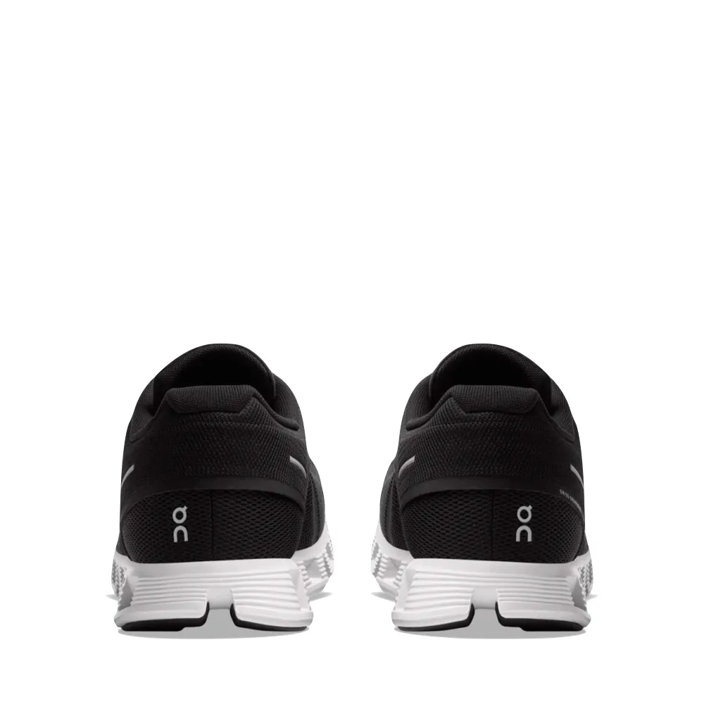 Auf dem Men's Cloud 5 Sneaker in Schwarz/Weiß