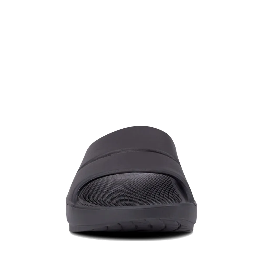 OOfos OOahh Slide Sandale in Schwarz