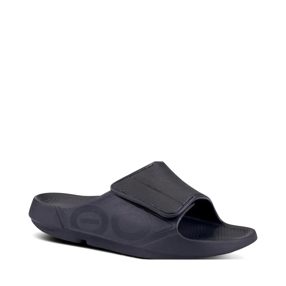 OOfos OOahh Sport Flex verstellbare Slide-Sandale in Schwarz
