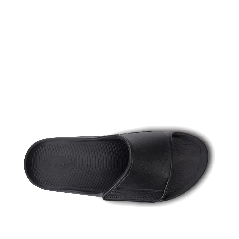 OOfos OOahh Sport Flex verstellbare Slide-Sandale in Schwarz