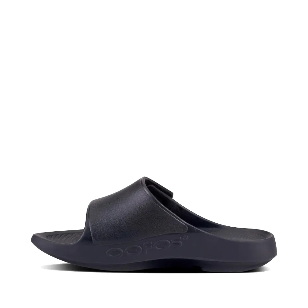 OOfos OOahh Sport Flex verstellbare Slide-Sandale in Schwarz
