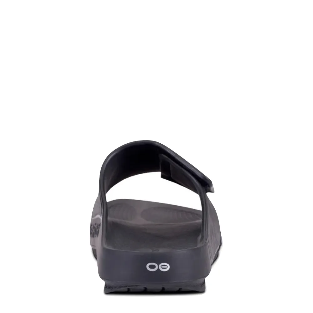 OOfos OOahh Sport Flex verstellbare Slide-Sandale in Schwarz